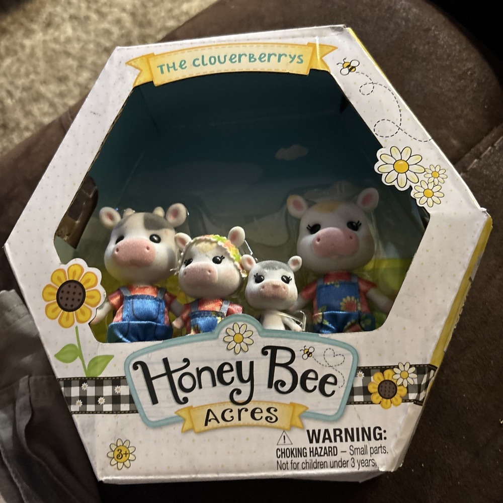 Honey Bee Acres The Cloverberrys Family of 4 Cows Ollie, Buttercup, Pepper Lily